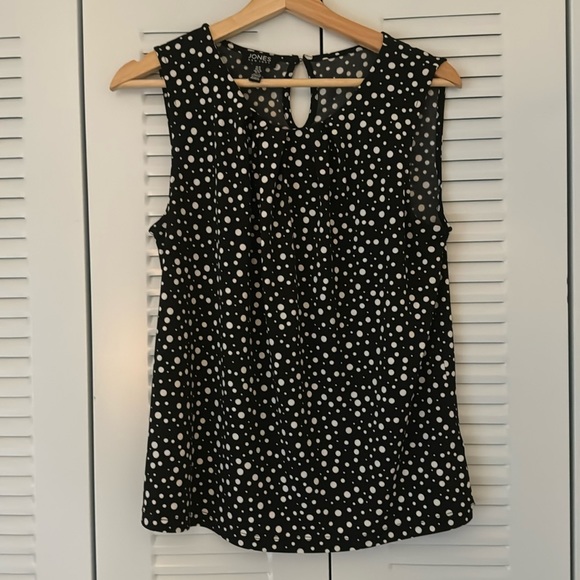Jones New York Tops - Jones New York polka dot sleeveless blouse - gathered front - sz medium